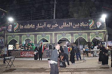 تصویر خدمت رسان موکب آبشار عاطفه‌ها در مسیر اربعین 1404 از پنجره دوربین (16 مردادماه)