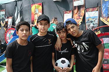 تصویر خدمت رسان موکب آبشار عاطفه‌ها در مسیر اربعین 1404 از پنجره دوربین (17 مردادماه)